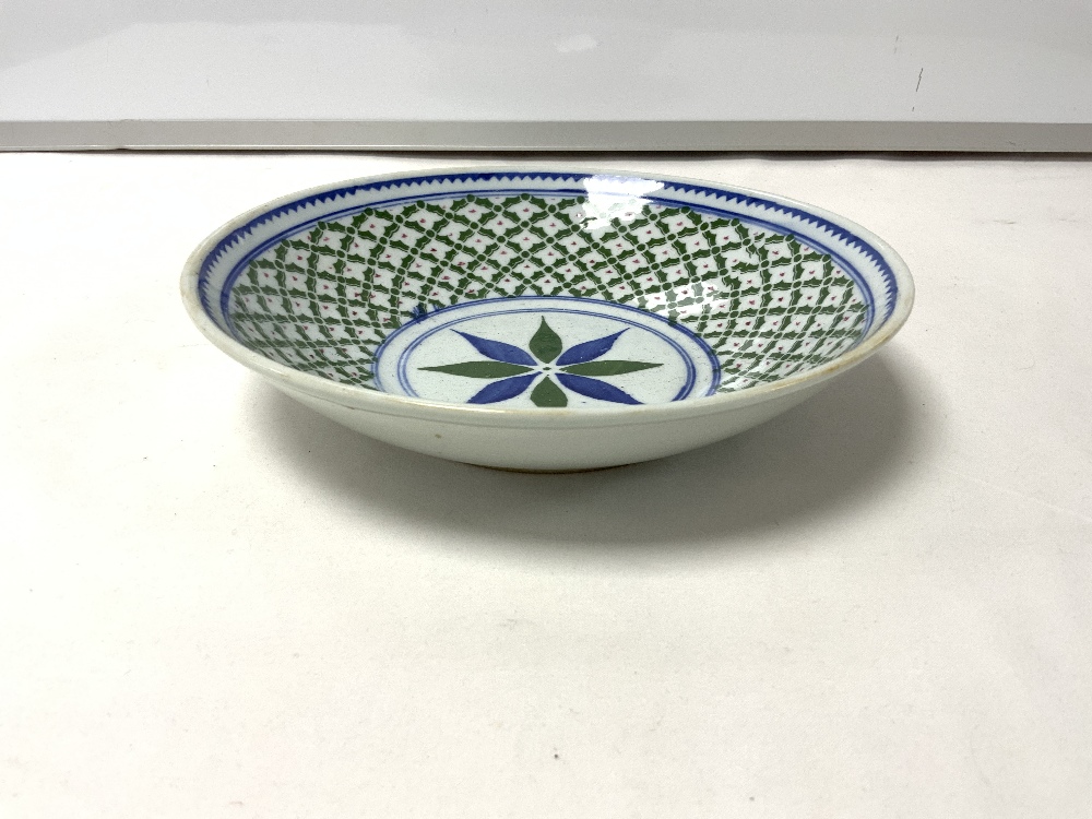 ORIENTAL BLUE GREEN DECORATED SHALLOW BOWL, 23 CMS. - Image 2 of 4