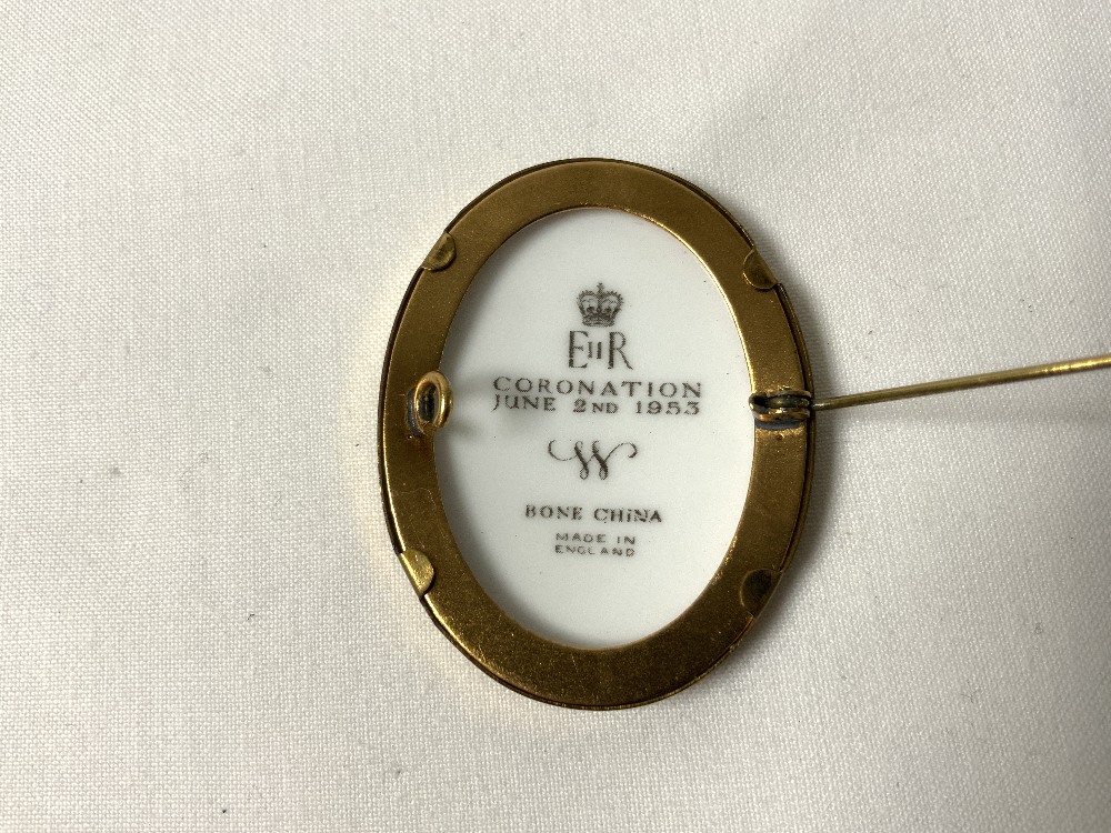 ROYAL WORCESTER BONE CHINA BROOCH CORONATION JUNE 2ND 1953 WITH GILT MOUNT - Image 4 of 6