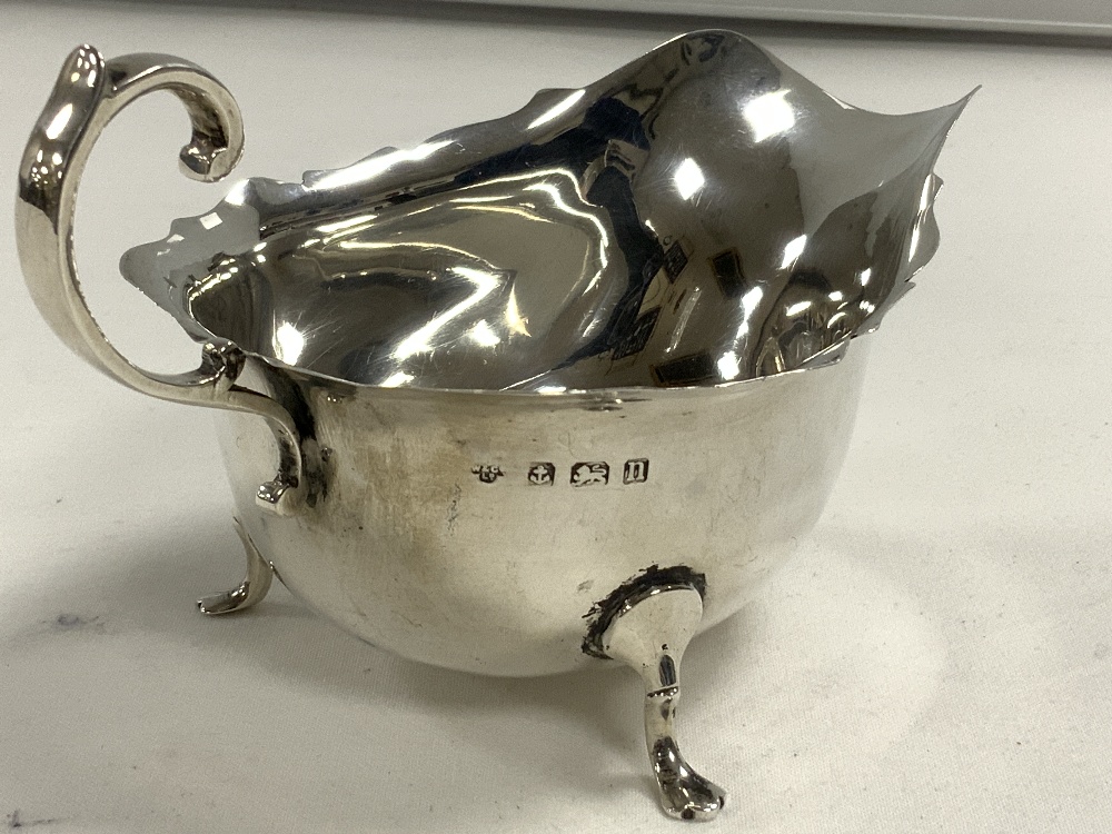 A HALLMARKED SILVER SAUCE BOAT ON PAD FEET, BIRMINGHAM 1912, MAKER W & CO LTD. 92 GMS. - Image 4 of 5