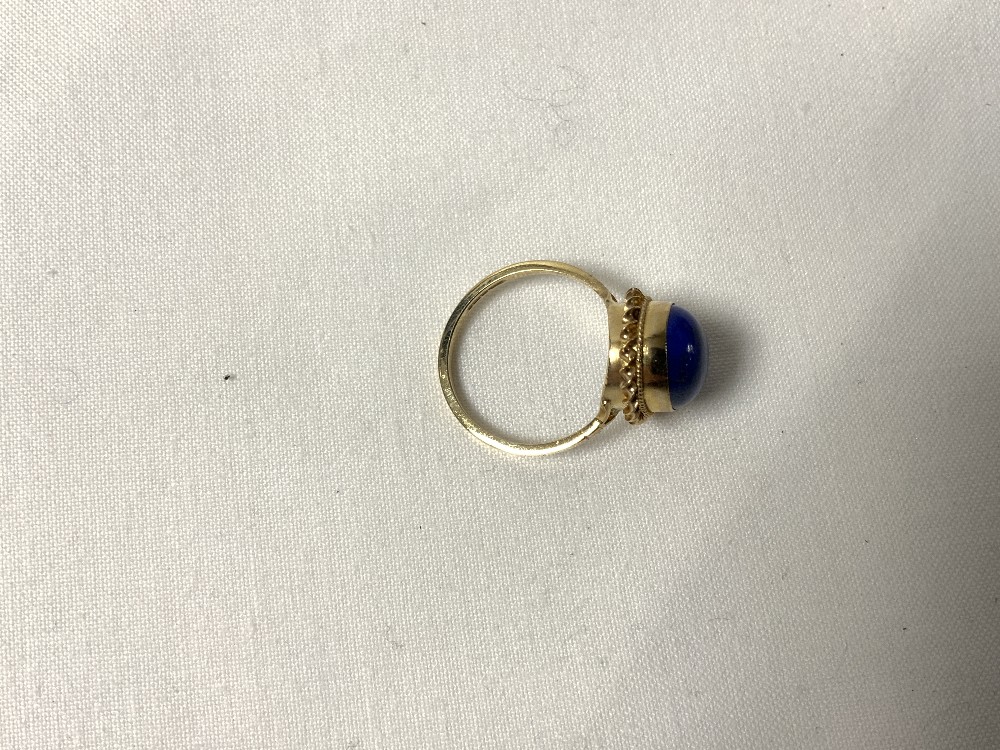 375 GOLD RING DECORATED WITH A OVAL SHAPED BLUE CA - Image 3 of 5