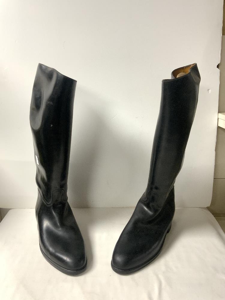 TWO PAIRS OF RIDING BOOTS SIZE 7, AND 46, AND SIX RIDING CROPS. - Image 7 of 11