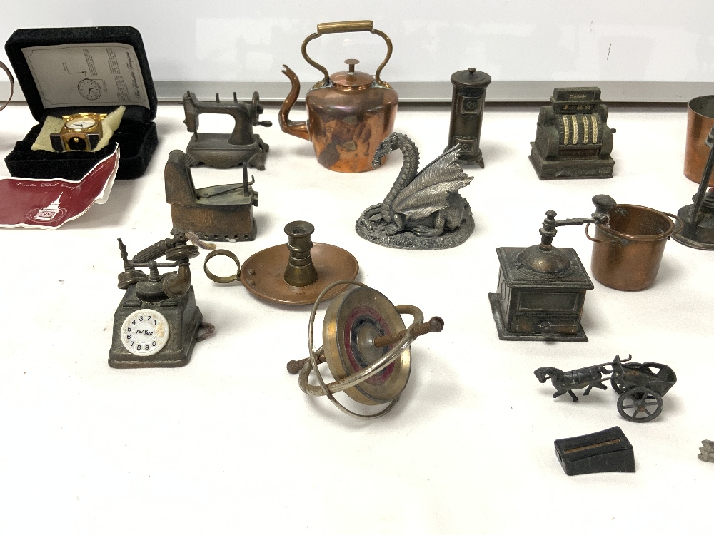 MINIATURE COPPER ITEMS INCLUDING A KETTLE, JUG, CANDLE HOLDER AND TWO BUCKETS ALONGSIDE A - Image 5 of 6