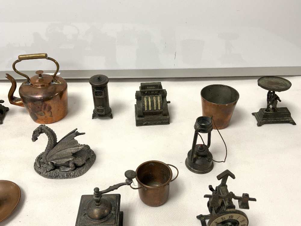MINIATURE COPPER ITEMS INCLUDING A KETTLE, JUG, CANDLE HOLDER AND TWO BUCKETS ALONGSIDE A - Image 3 of 6