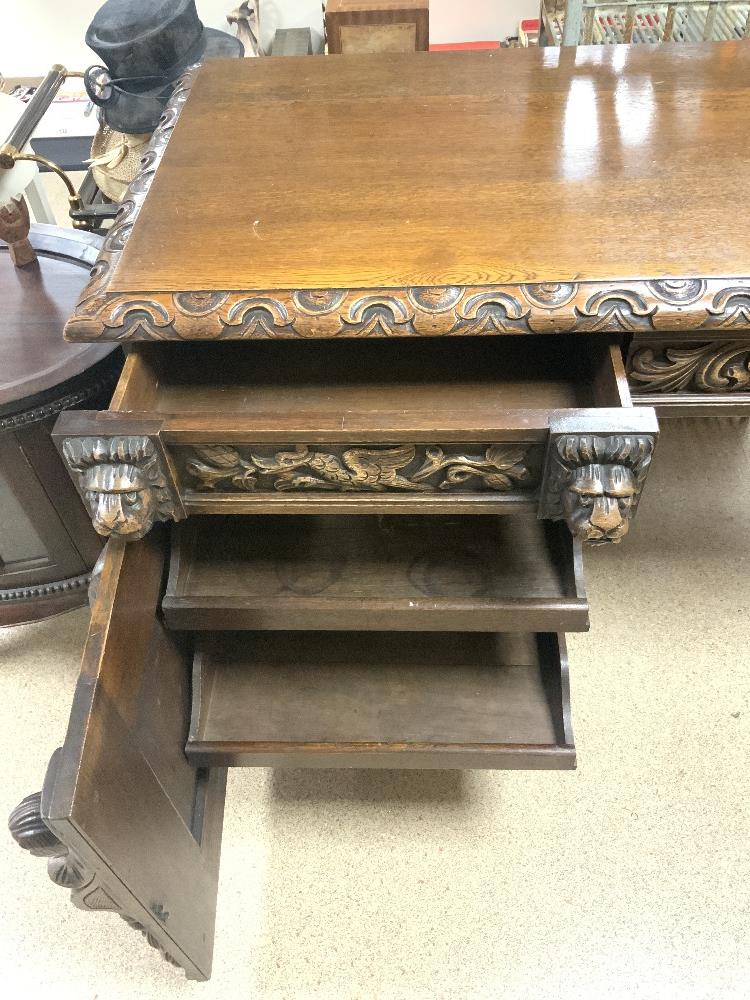 A VICTORIAN CARVED OAK LIONS HEAD AND FIGURE DECORATED PEDESTAL SIDEBOARD, 216X70X90. - Image 3 of 7