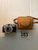 A VINTAGE MINATURE CAMERA BY HIT, IN LEATHER CASE.