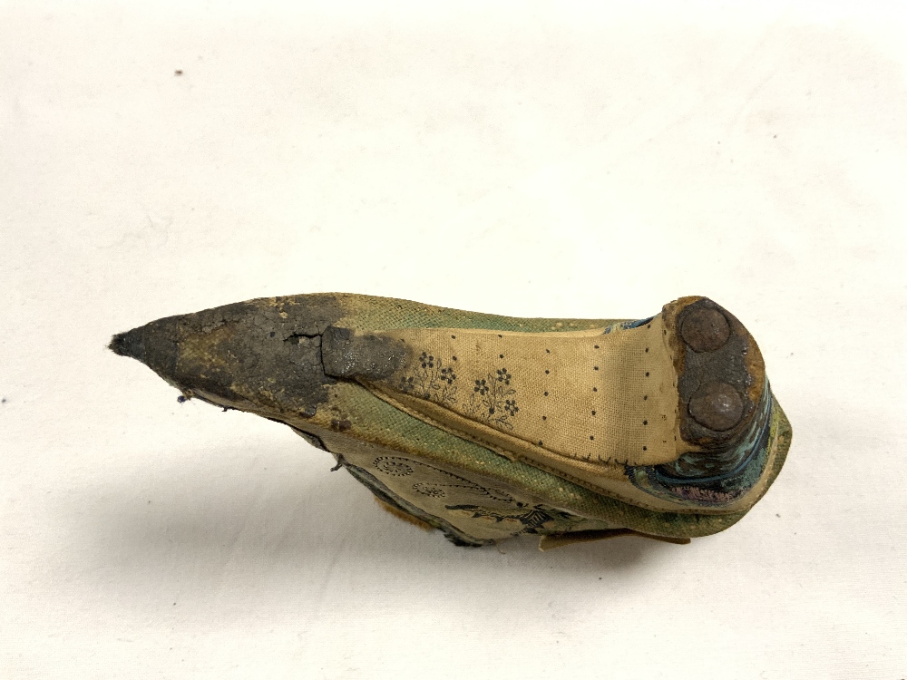 ANTIQUE CHINESE SILK DECORATED FOOT BINDING SHOE. - Image 5 of 5