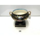 LARGE CERAMIC PEDESTAL TWIN HANDLE BOWL DECORATED WITH A KINGFISHER AND FLOWERS 22CM