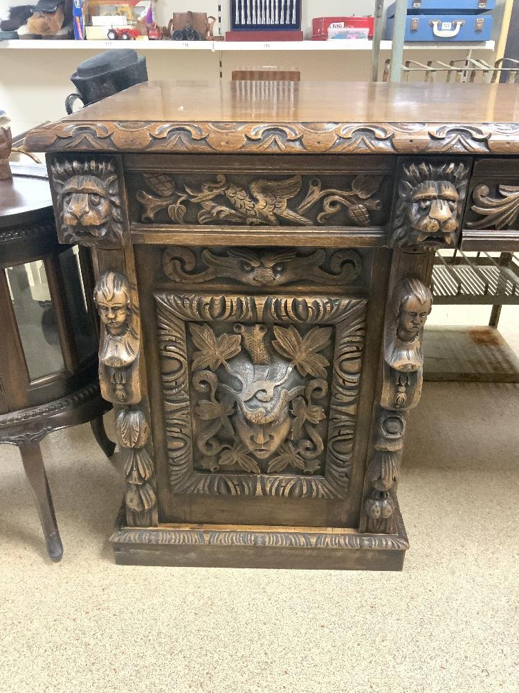 A VICTORIAN CARVED OAK LIONS HEAD AND FIGURE DECORATED PEDESTAL SIDEBOARD, 216X70X90. - Image 4 of 7