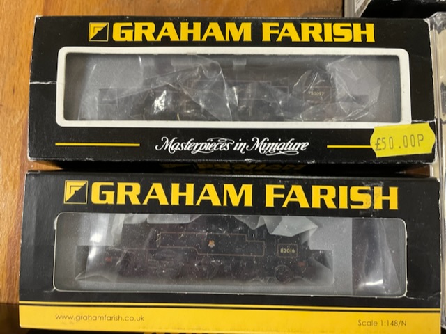 ASSEMBLED MODEL RAILWAY WITH TRAINS CARRIAGES AND ACCESSORIES, WITH A TRANSFORMER. - Image 10 of 16