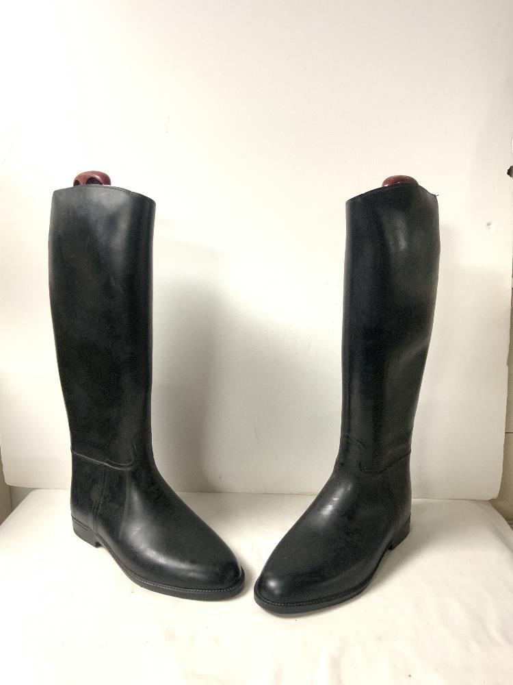 TWO PAIRS OF RIDING BOOTS SIZE 7, AND 46, AND SIX RIDING CROPS. - Image 3 of 11