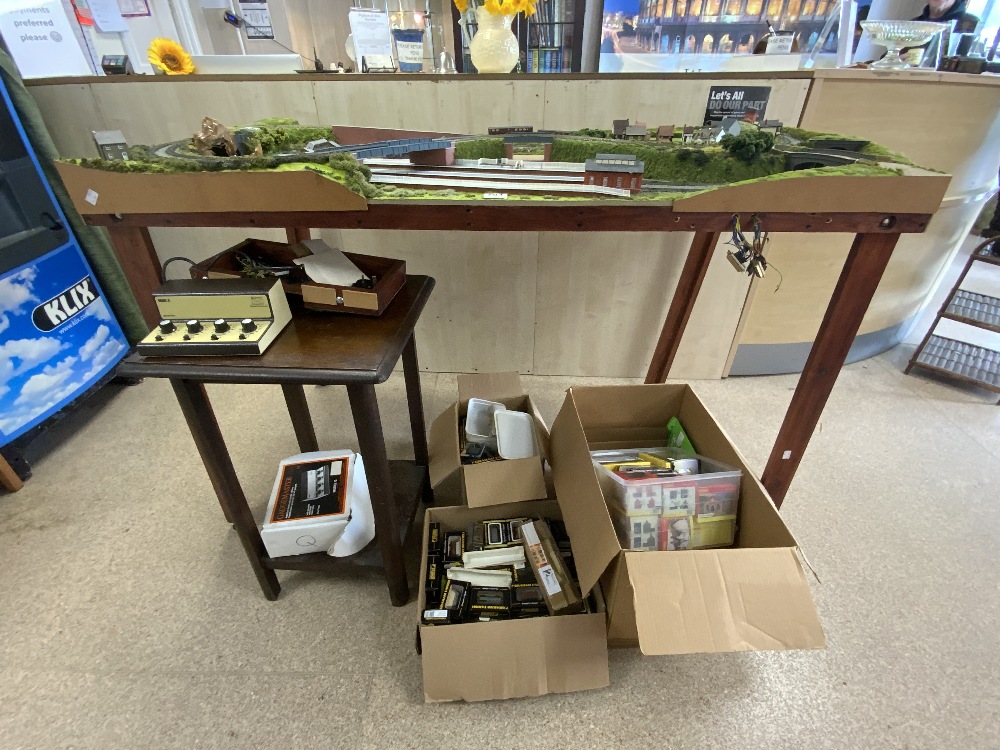 ASSEMBLED MODEL RAILWAY WITH TRAINS CARRIAGES AND ACCESSORIES, WITH A TRANSFORMER. - Image 2 of 16