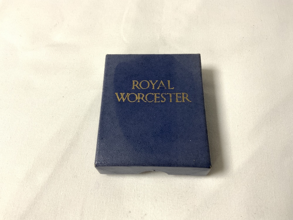 ROYAL WORCESTER BONE CHINA BROOCH CORONATION JUNE 2ND 1953 WITH GILT MOUNT - Image 6 of 6