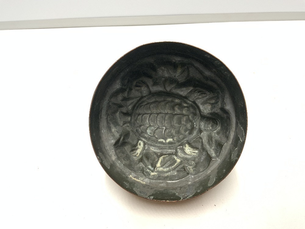 VICTORIAN COPPER JELLY MOULD SHAPED AS TORTOISE ON ROCKS 15.5CM DIAMETER - Image 5 of 5