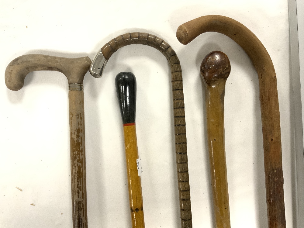 FIVE VINTAGE WALKING STICKS/CANES ONE WITH A SILVER SLEEVE - Image 2 of 5