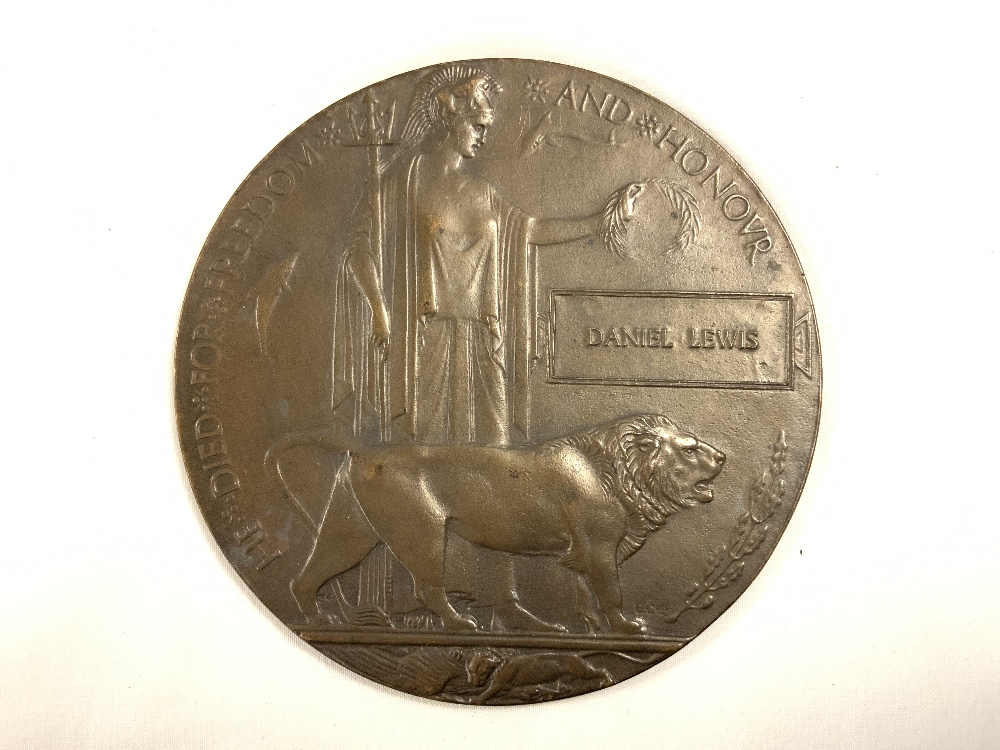 WW1 DEATH BRONZE DEATH PLAQUE AWARDED TO DANIEL LEWIS - Image 2 of 4