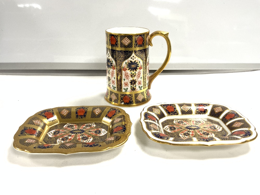 ROYAL CROWN DERBY OLD IMARI PATTERN TANKARD WITH TWO PIN DISHES 16CM - Image 3 of 4