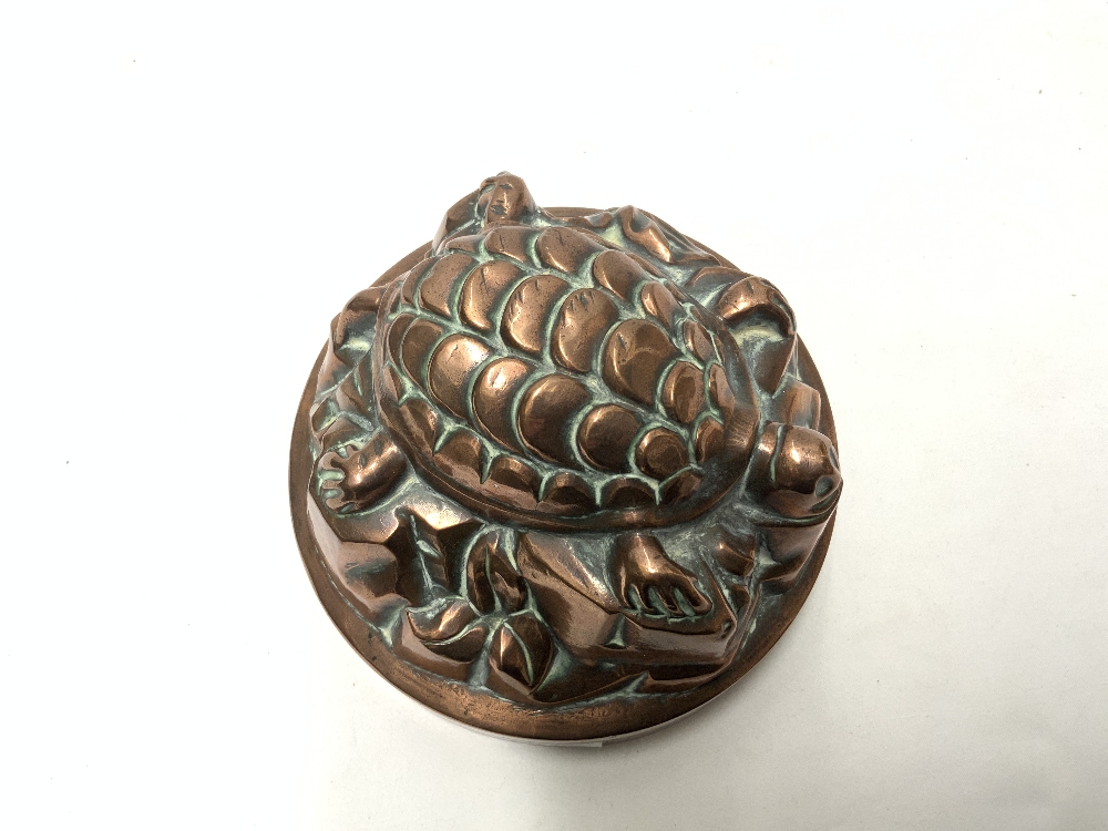 VICTORIAN COPPER JELLY MOULD SHAPED AS TORTOISE ON ROCKS 15.5CM DIAMETER - Image 2 of 5