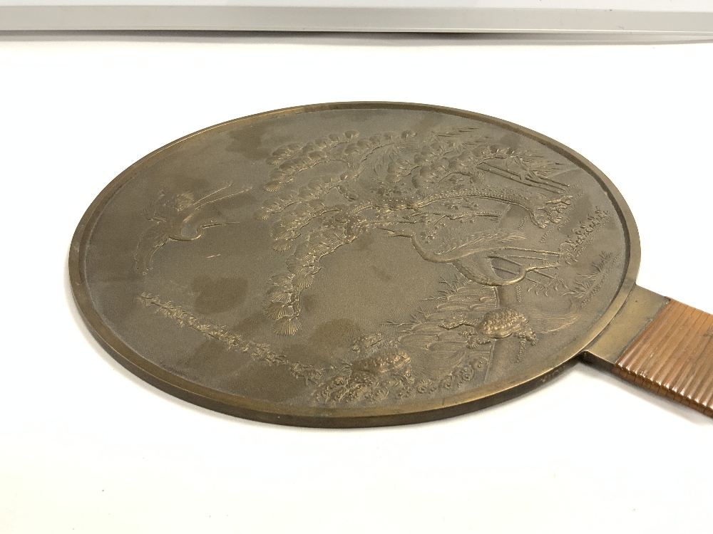 A JAPANESE BRONZE MIRROR WITH RELIEF OF CRANES, 28 CMS DIAMETER. - Image 4 of 8