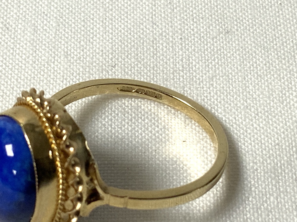 375 GOLD RING DECORATED WITH A OVAL SHAPED BLUE CA - Image 5 of 5
