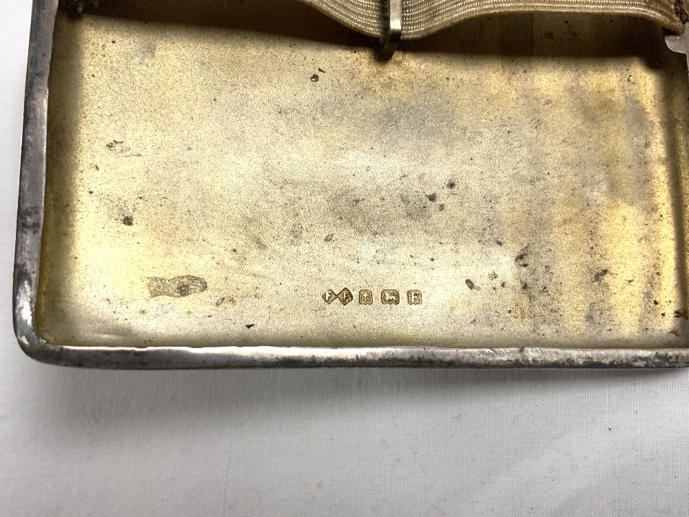 LARGE HALLMARKED SILVER ENGINE TURNED CURVED RECTANGULAR CIGARETTE CASE, BIRMINGHAM 1929, MAKER - Image 4 of 5