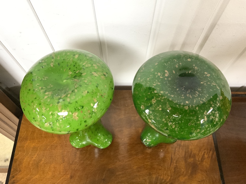 PAIR OF MURANO GREEN GLASS WITH GOLD FLECKSFLOWER VASES 26CM - Image 4 of 4