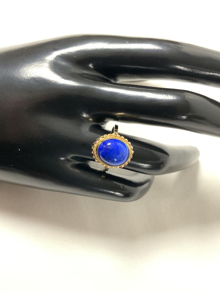 375 GOLD RING DECORATED WITH A OVAL SHAPED BLUE CA - Image 2 of 5