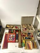 A QUANTITY OF VINTAGE CHRISTMAS DECORATIONS, NOVEL