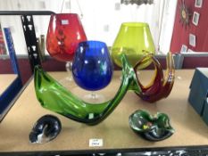 THREE LARGE COLOURED GLASS BRANDY BALLOONS, TWO MID-CENTURY GLASS VASES, A BOWL AND AN OTTER.