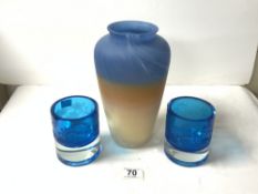 TWO HEAVY BLUE GLASS ENGRAVED TUMBLERS, AND AN ART GLASS COLOURED GLASS VASE, 25 CM.