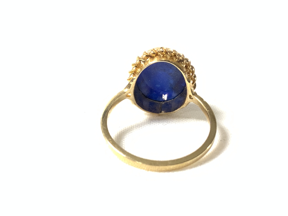 375 GOLD RING DECORATED WITH A OVAL SHAPED BLUE CA - Image 4 of 5