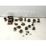 MINIATURE COPPER ITEMS INCLUDING A KETTLE, JUG, CANDLE HOLDER AND TWO BUCKETS ALONGSIDE A