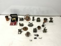 MINIATURE COPPER ITEMS INCLUDING A KETTLE, JUG, CANDLE HOLDER AND TWO BUCKETS ALONGSIDE A