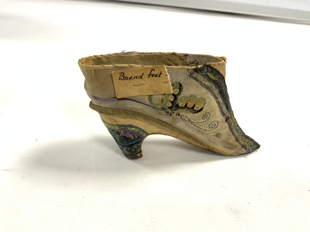 ANTIQUE CHINESE SILK DECORATED FOOT BINDING SHOE. - Image 3 of 5