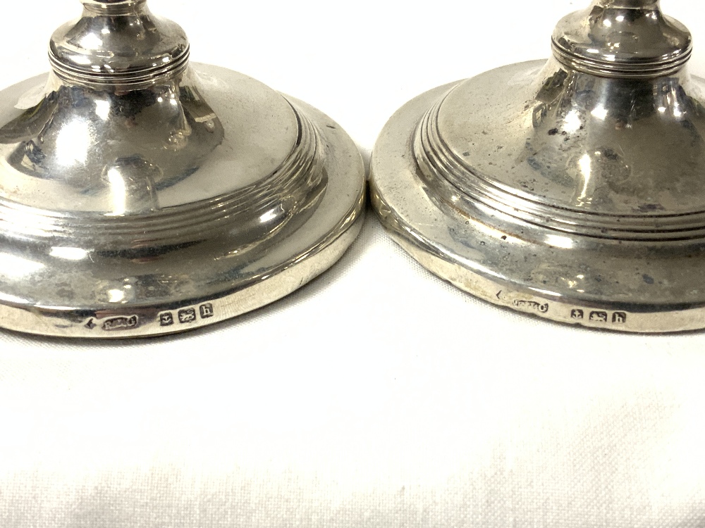 A PAIR OF SILVER CIRCULAR CANDLESTICKS, BIRMINGHAM 1907, MAKER ELLIS JACOB GREENBERG, FILLED, 13CMS. - Image 3 of 5