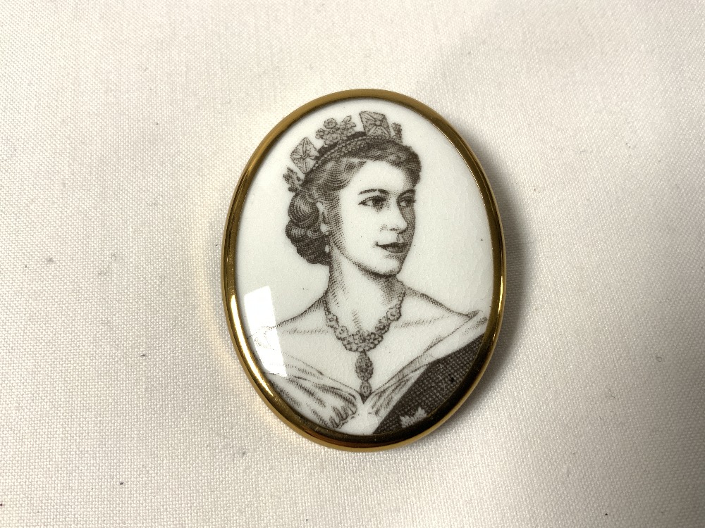 ROYAL WORCESTER BONE CHINA BROOCH CORONATION JUNE 2ND 1953 WITH GILT MOUNT - Image 2 of 6