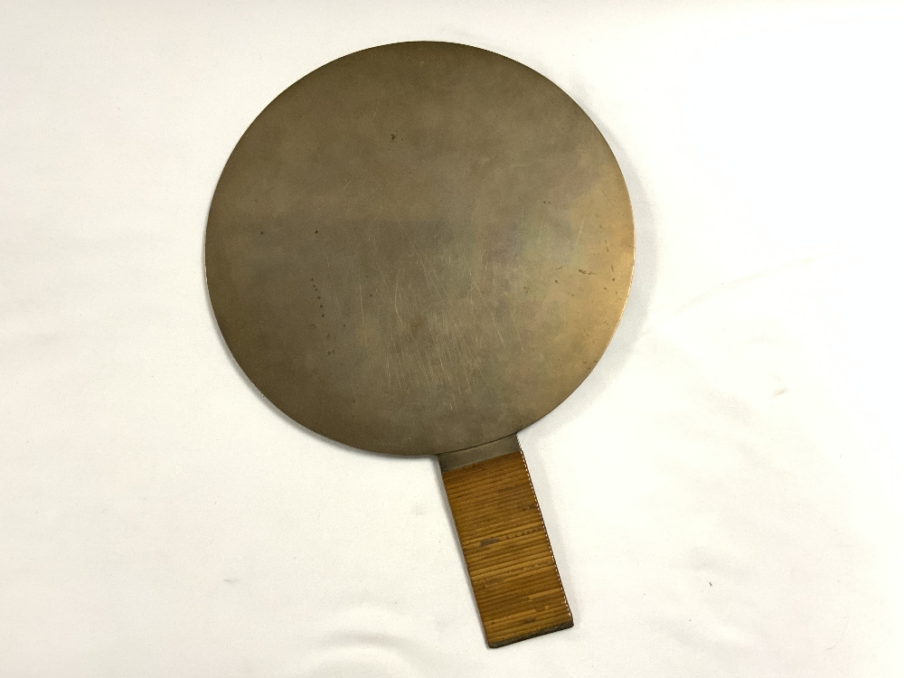 A JAPANESE BRONZE MIRROR WITH RELIEF OF CRANES, 28 CMS DIAMETER. - Image 6 of 8