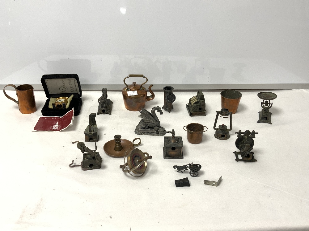 MINIATURE COPPER ITEMS INCLUDING A KETTLE, JUG, CANDLE HOLDER AND TWO BUCKETS ALONGSIDE A - Image 6 of 6