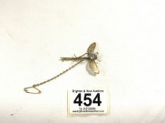 A YELLOW METAL DRAGONFLY BROOCH, STAMPED 9CT, SET WITH PALE BLUE STONE. 2.7 GRAMS.