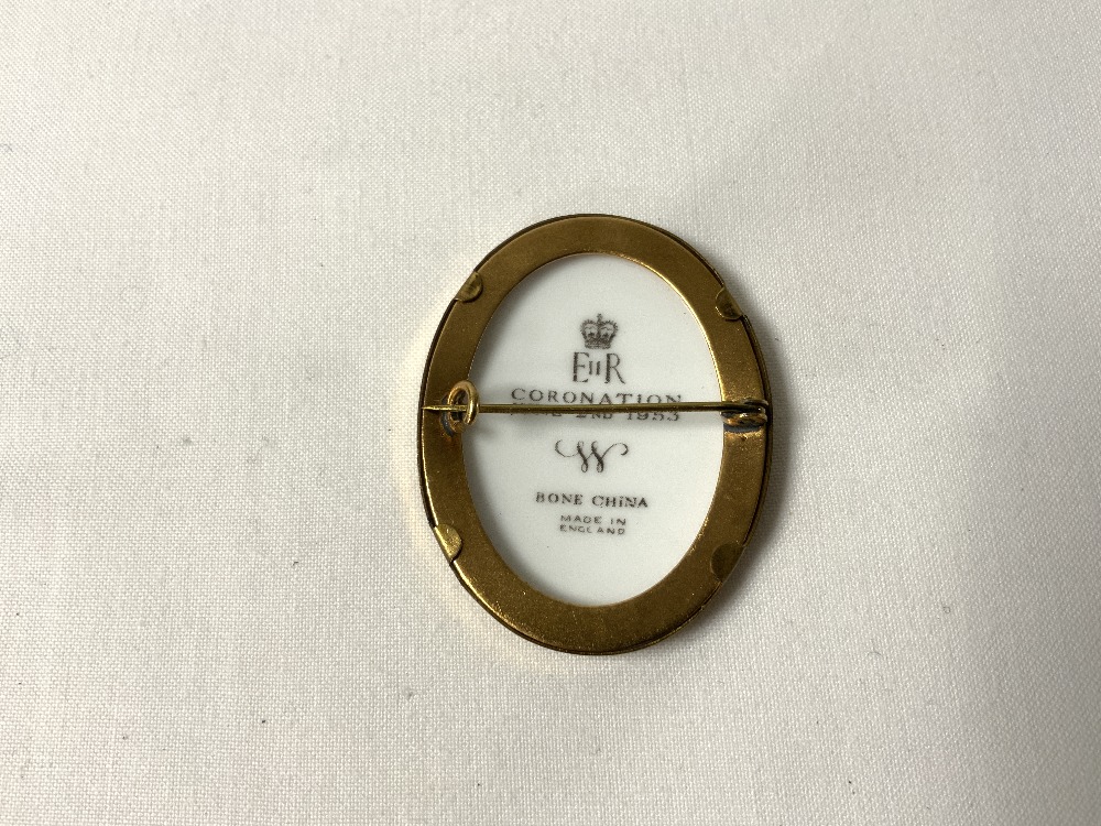 ROYAL WORCESTER BONE CHINA BROOCH CORONATION JUNE 2ND 1953 WITH GILT MOUNT - Image 3 of 6