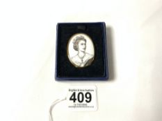ROYAL WORCESTER BONE CHINA BROOCH CORONATION JUNE 2ND 1953 WITH GILT MOUNT