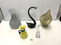 FIVE PIECES OF ART GLASS INCLUDES A LARGE IOW GLASS TULIP VASE 28CM GLASS BLACK SWAN AND MORE