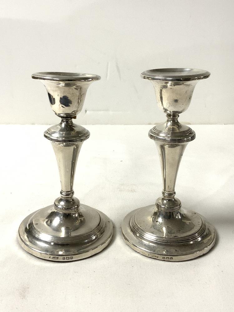 A PAIR OF SILVER CIRCULAR CANDLESTICKS, BIRMINGHAM 1907, MAKER ELLIS JACOB GREENBERG, FILLED, 13CMS. - Image 2 of 5