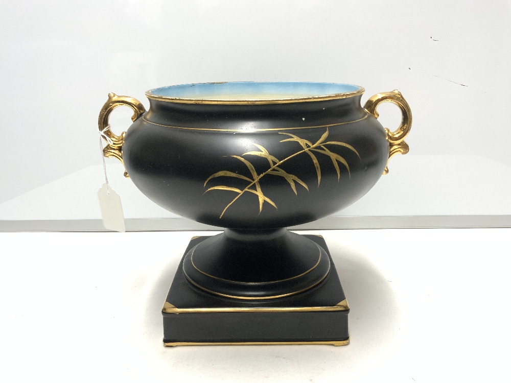 LARGE CERAMIC PEDESTAL TWIN HANDLE BOWL DECORATED WITH A KINGFISHER AND FLOWERS 22CM - Image 3 of 5