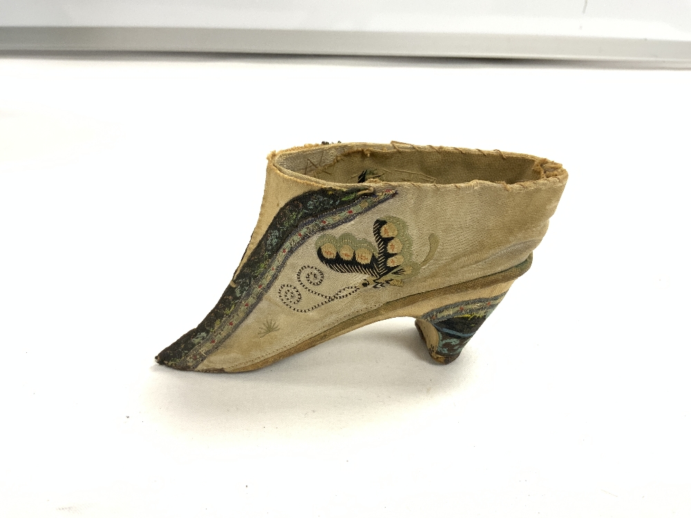 ANTIQUE CHINESE SILK DECORATED FOOT BINDING SHOE. - Image 2 of 5