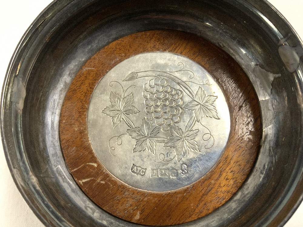 A HALLMARKED SILVER CIRCULAR WINE COASTER, BIRMINGHAM 1977, MAKER A T CANON LTD. - Image 3 of 6