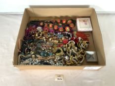 A QUANTITY OF COSTUME JEWELLERY.