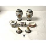 A PAIR OF SAMPSON ARMORIAL DECORATED LIDDED VASES, 17CMS, SAMPSON ARMORIAL SNUFF BOX, AND TWO