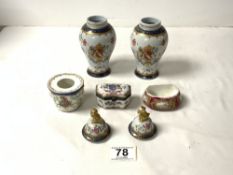 A PAIR OF SAMPSON ARMORIAL DECORATED LIDDED VASES, 17CMS, SAMPSON ARMORIAL SNUFF BOX, AND TWO