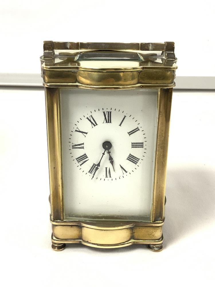 A FRENCH BRASS CARRIAGE TIMEPIECE - WITH KEY, MAKER R & CO PARIS. - Image 2 of 7