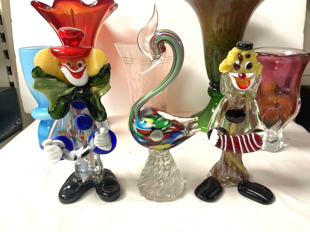 A PAIR OF VINTAGE RAVENSHEAD GLASS FLAIR CANDLE HOLDERS, TWO COLOURED GLASS CLOWNS, GREEN AND PINK - Image 3 of 6
